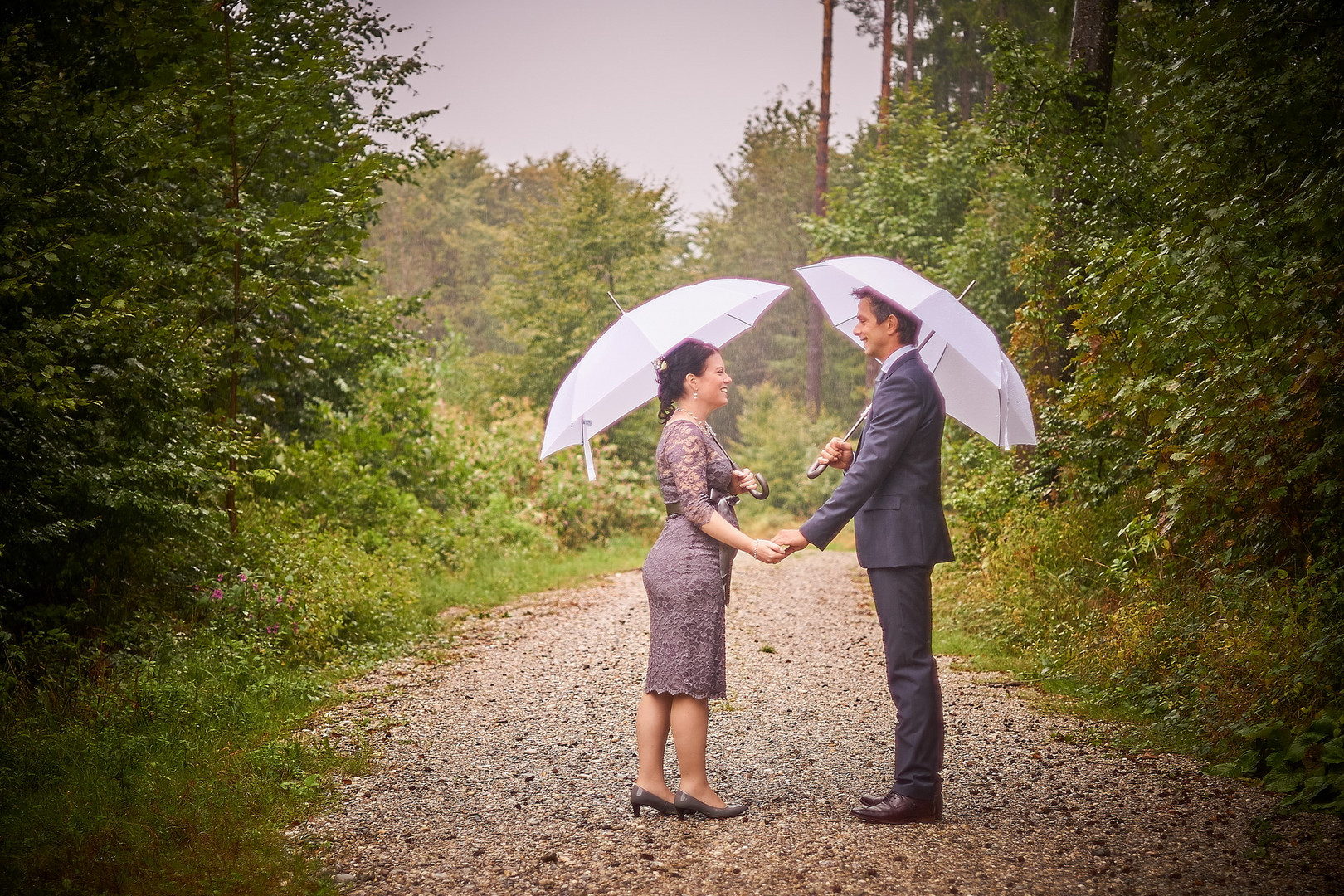 Brautpaar im Regen