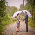 Brautpaar im Regen