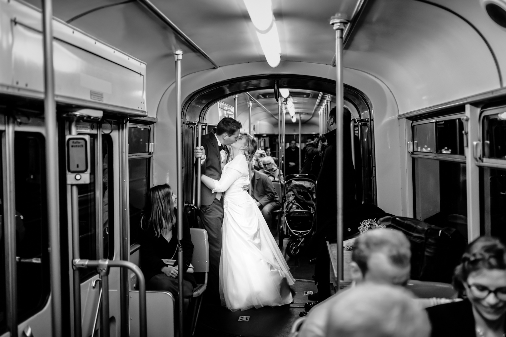 Brautpaar in der Tram