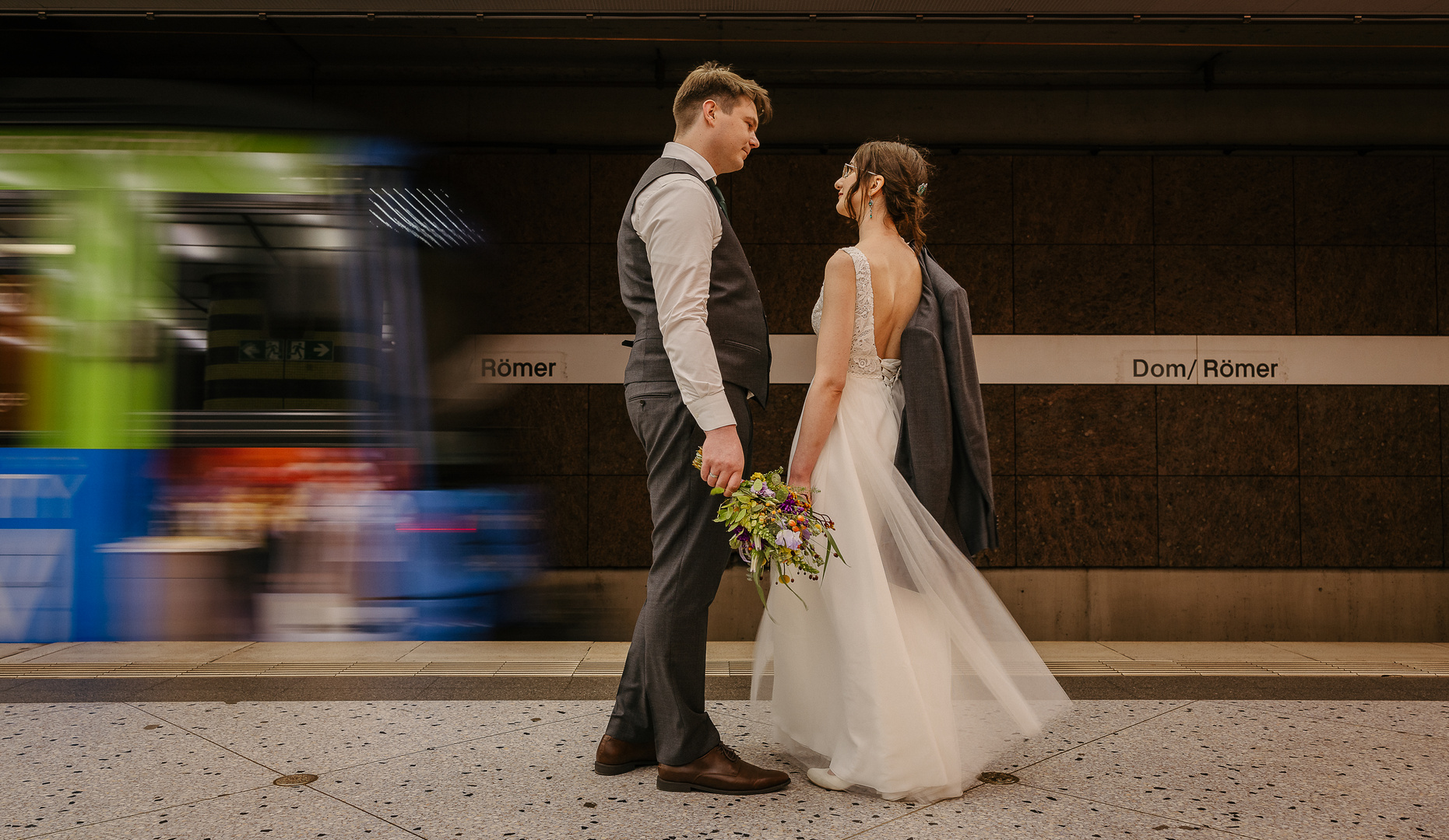 Brautpaar in der U-Bahn
