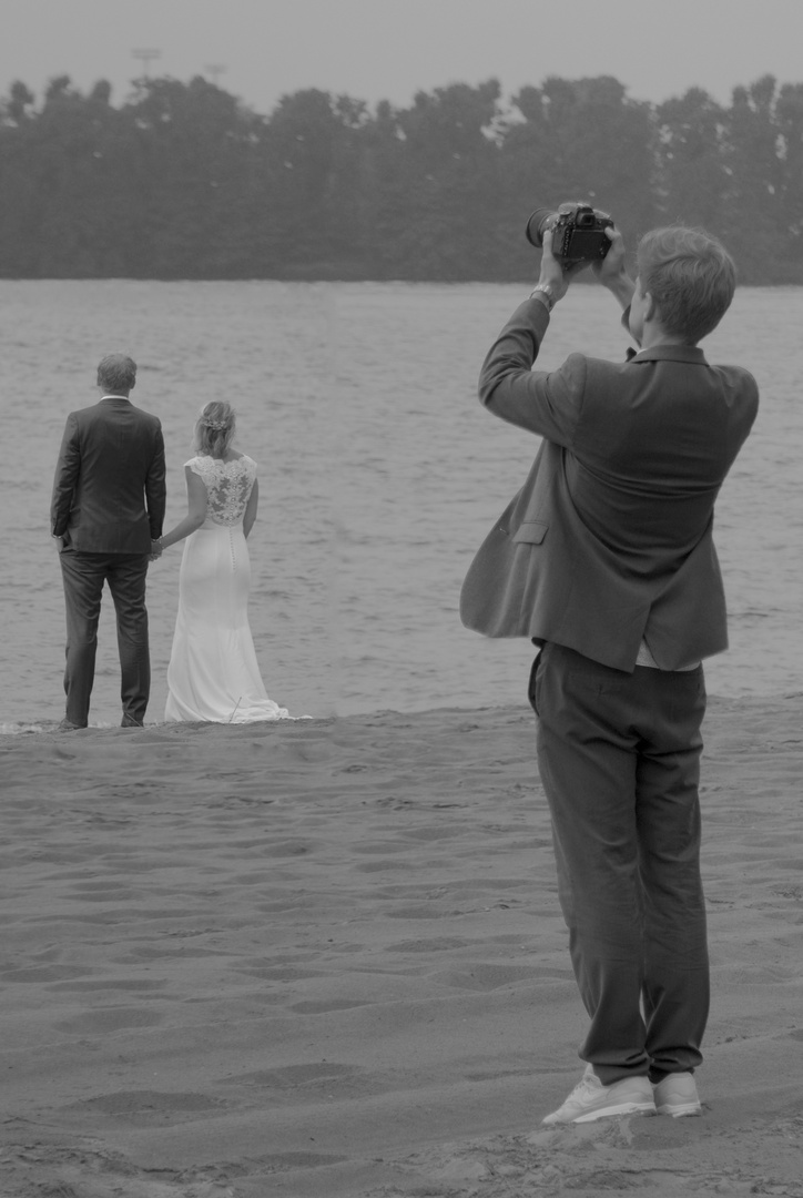 Brautpaar mit Fotograf