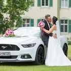 Brautpaar mit Hochzeitsauto
