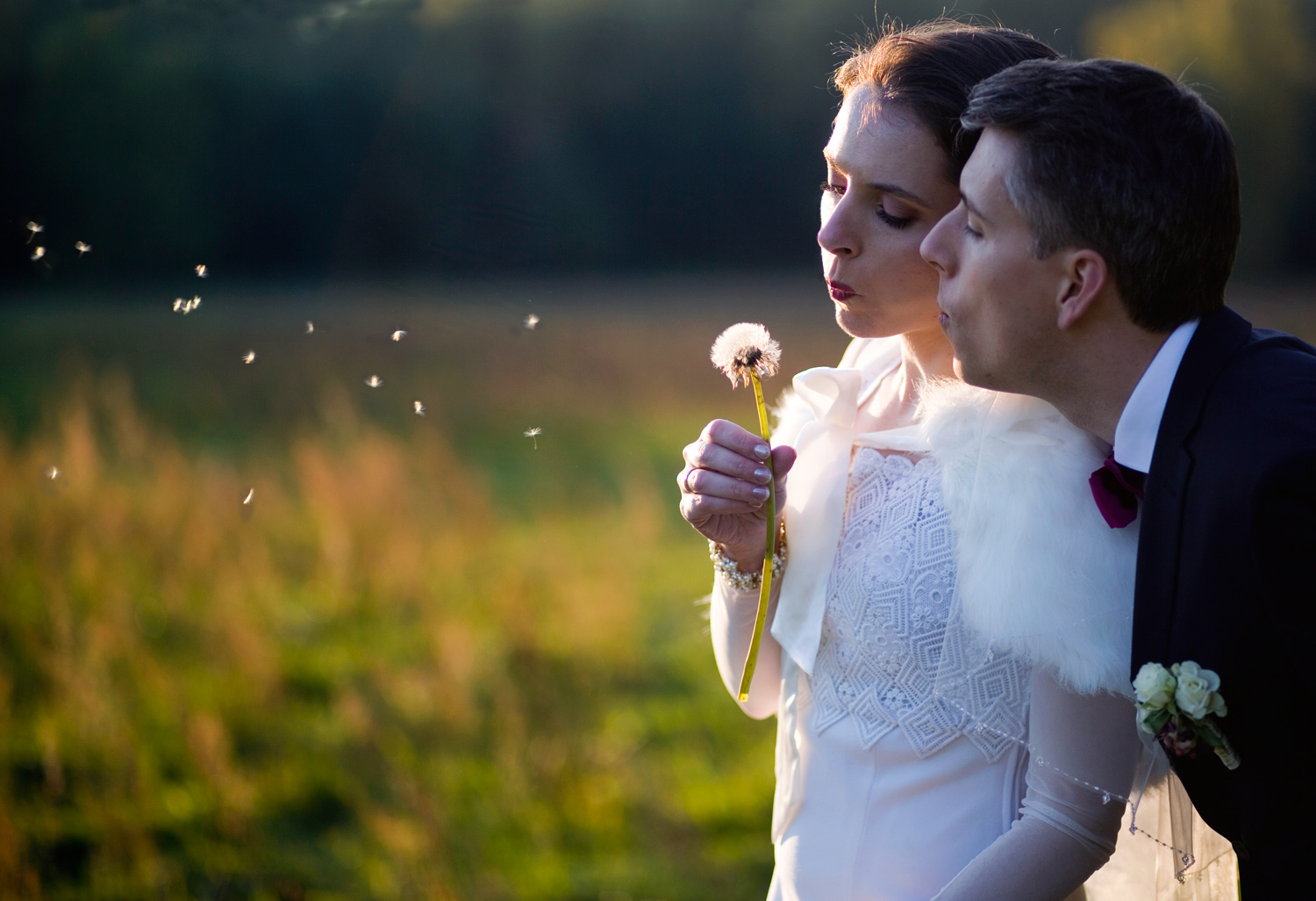 Brautpaar mit Pusteblume