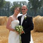 Brautpaar mit Strohballen