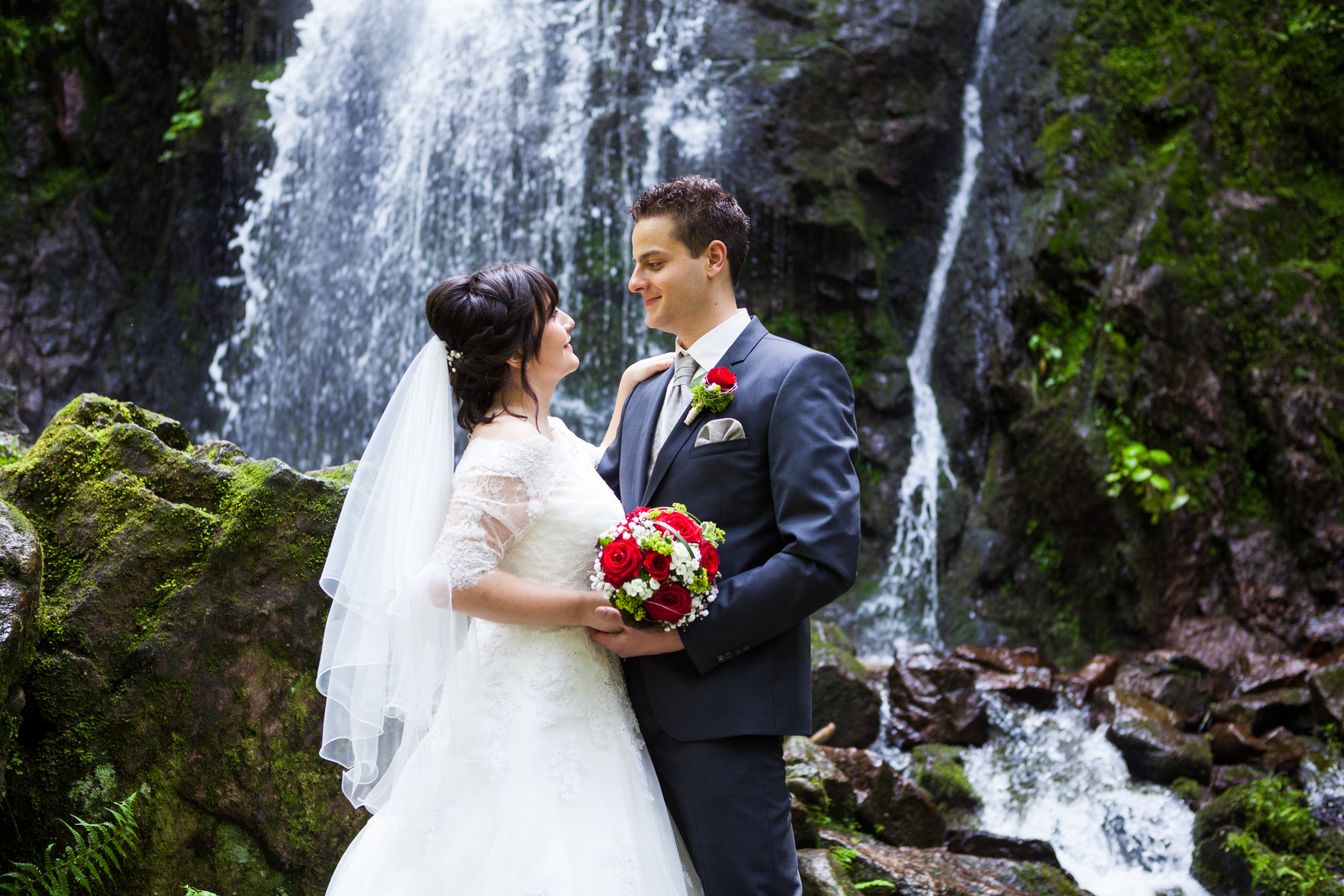  Brautpaar-Shooting am Wasserfall im Schwarzwald