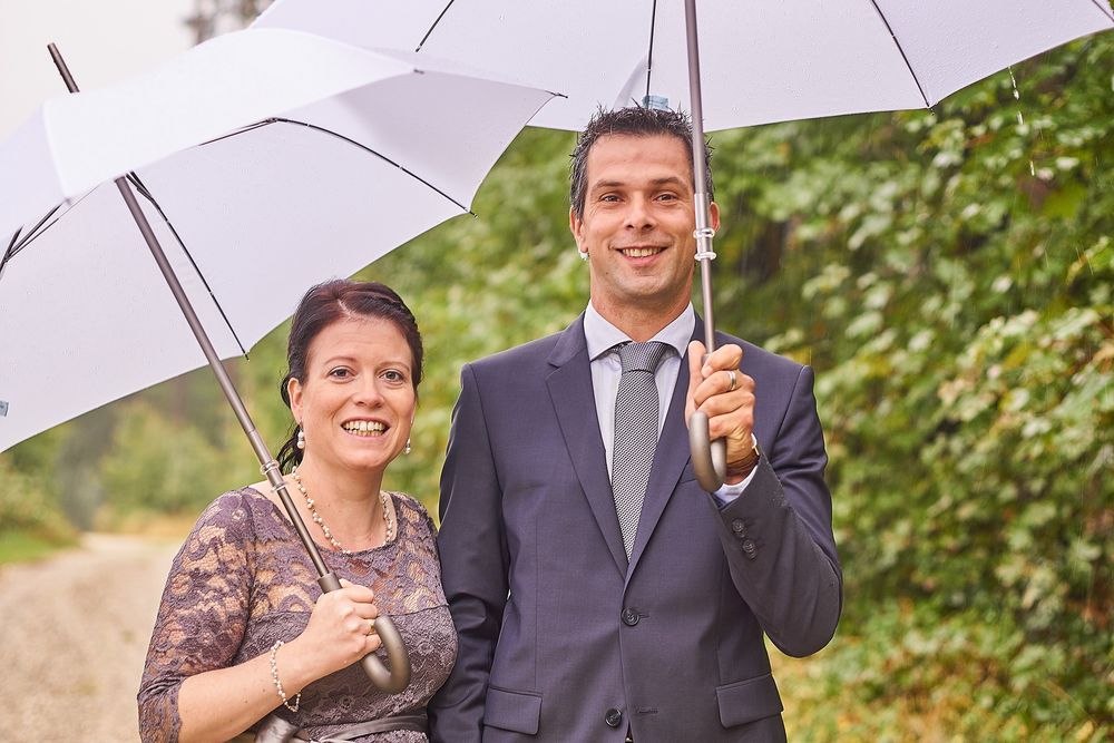 Brautpaar unter dem Regenschirm