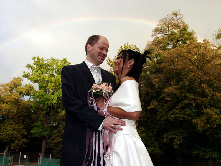 Brautpaar unterm Regenbogen