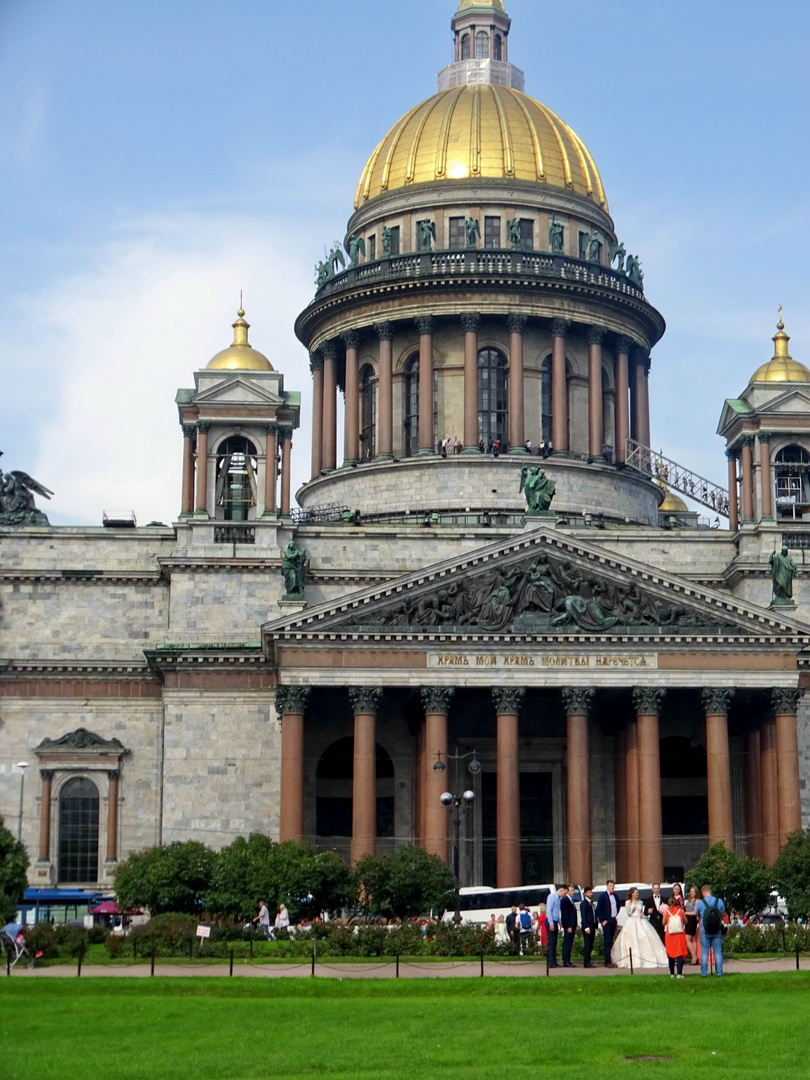 Brautpaar vor der Isaak-Kathedrale in St. Petersburg