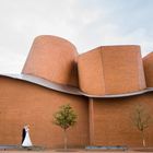 Brautpaar vor einem Museum