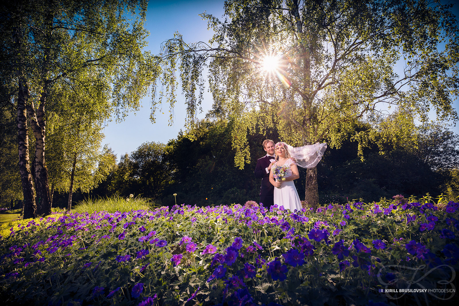 Brautpaarfoto auf einer Blumenwiese