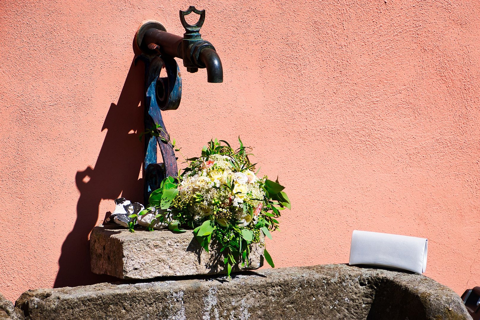 Brautstrauß am Brunnen