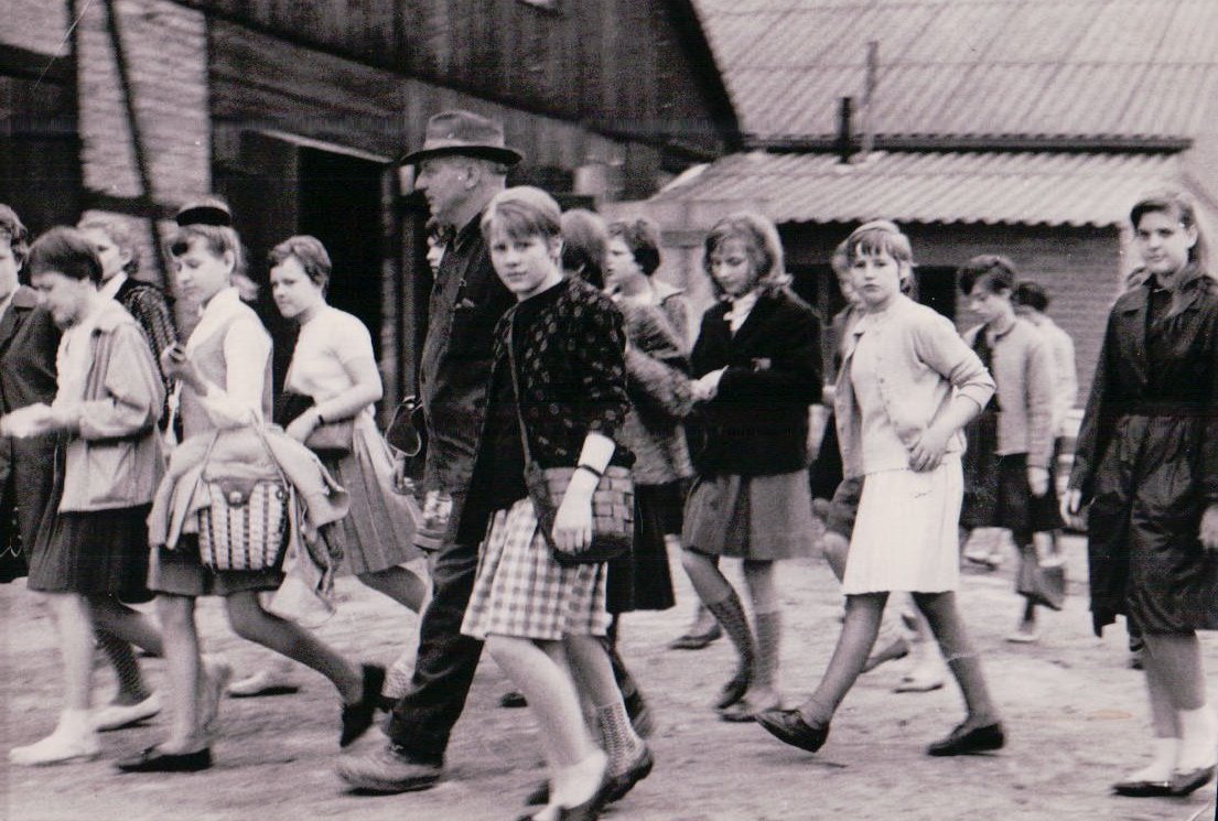 BRAVE MÄDELS AUF KLASSENFAHRT 1962..