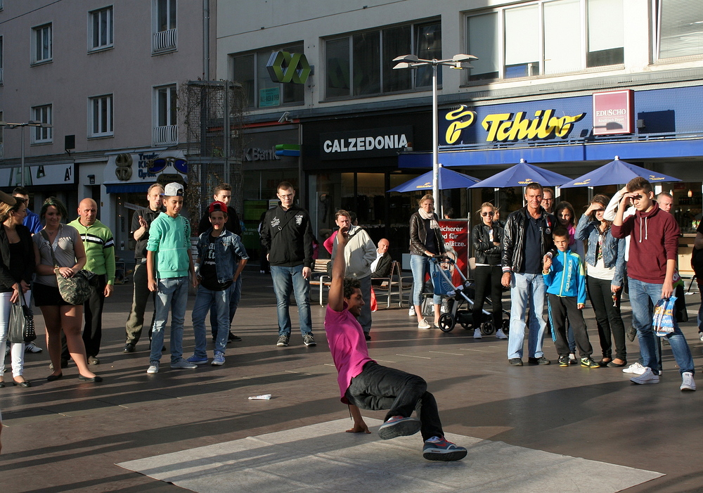 Breakdance-Darbietung in der Favoritner Fußgängerzone