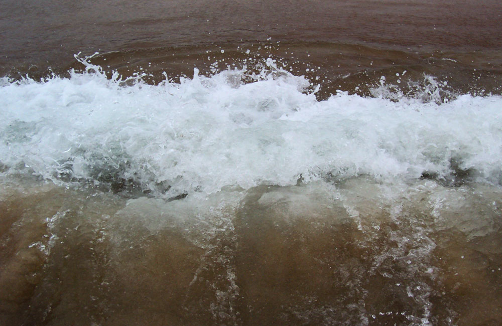 brechen einer Welle von hinten fotografiert