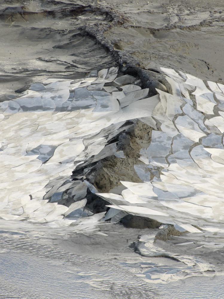 Brechendes Eis auf Schlamm