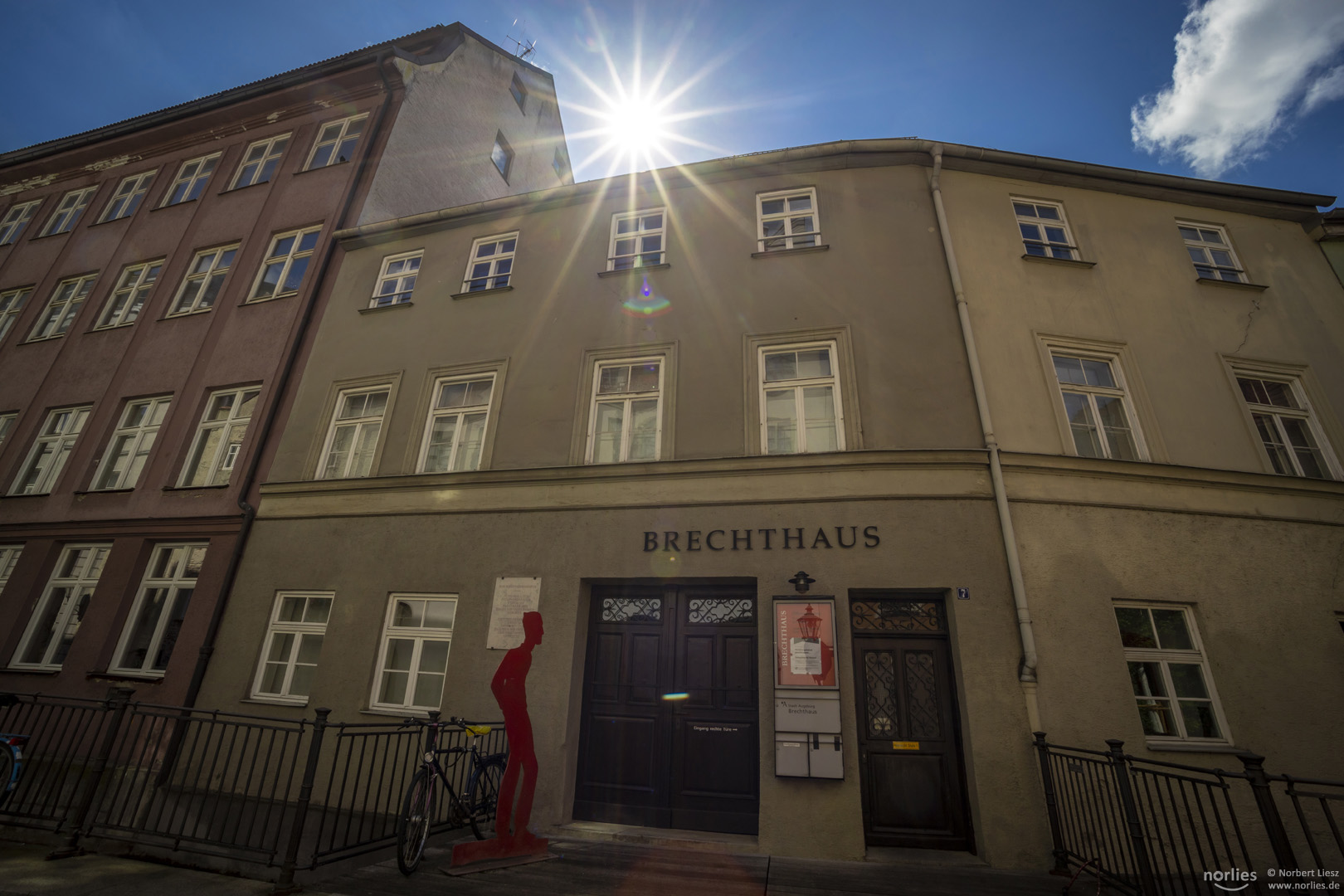 Brechthaus mit Sonnenstern