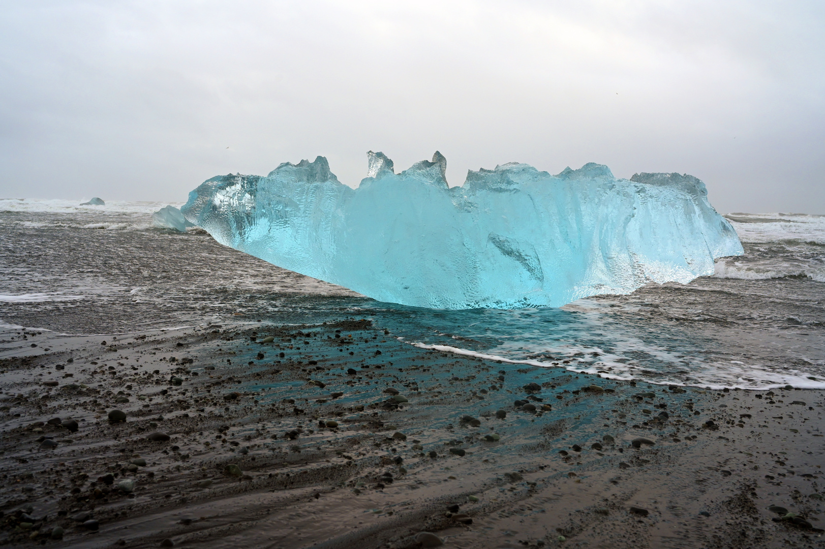 Breiðamerkursandur blauer Eisblock