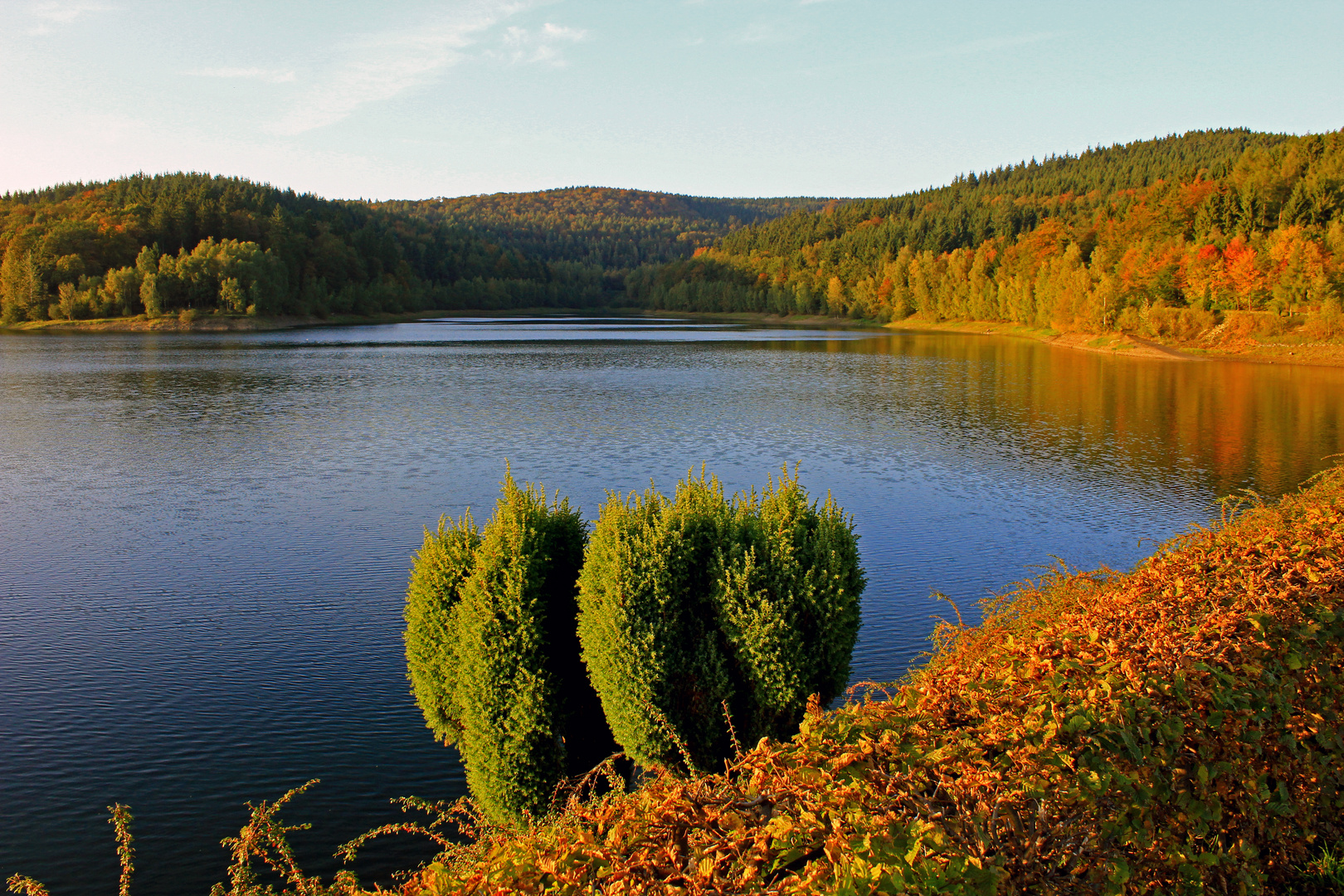 Breitenbachtalsperre im Abendlicht