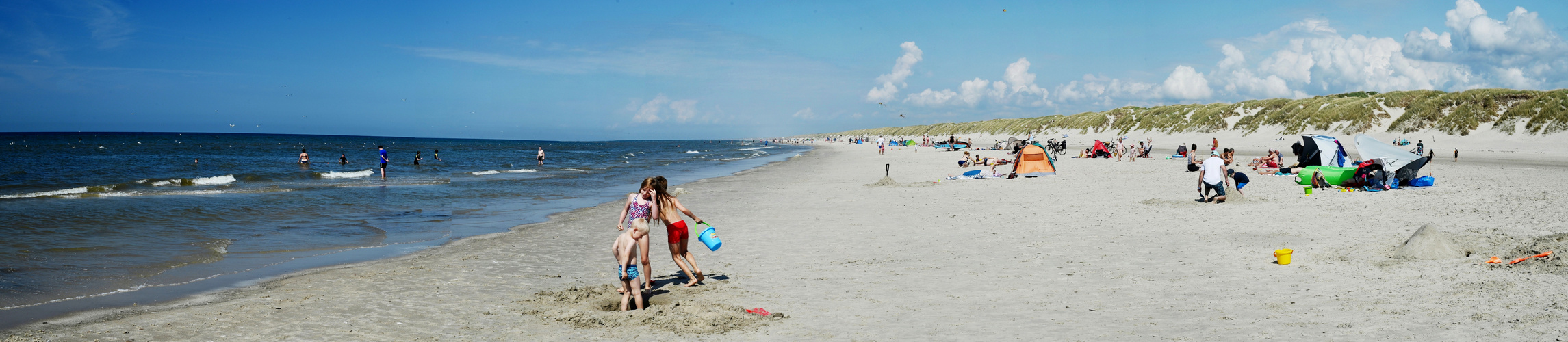 breiter Sandstrand und hohe Dünen