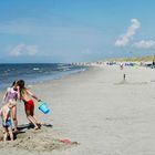 breiter Sandstrand und hohe Dünen