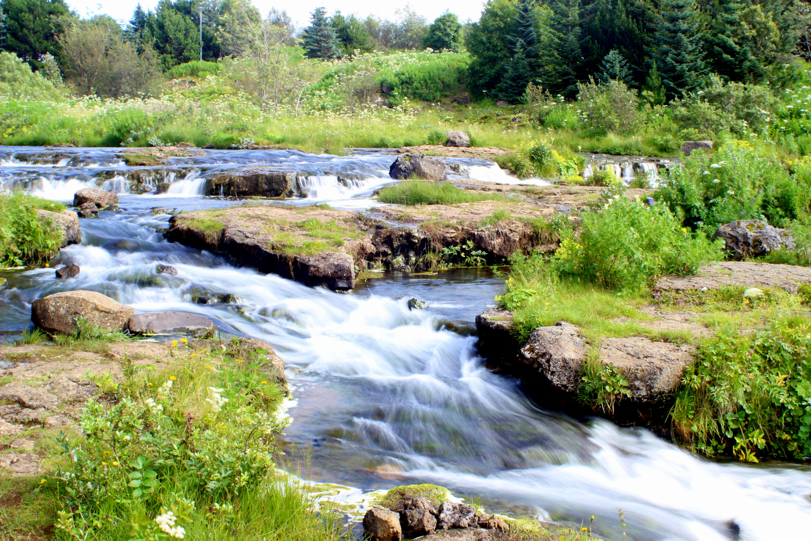 Breiter Wasserfall