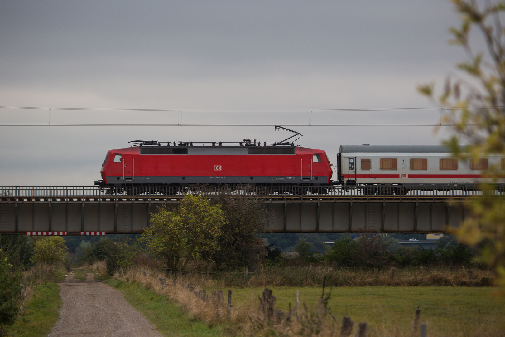 Breitseite mit Busch an Brücke