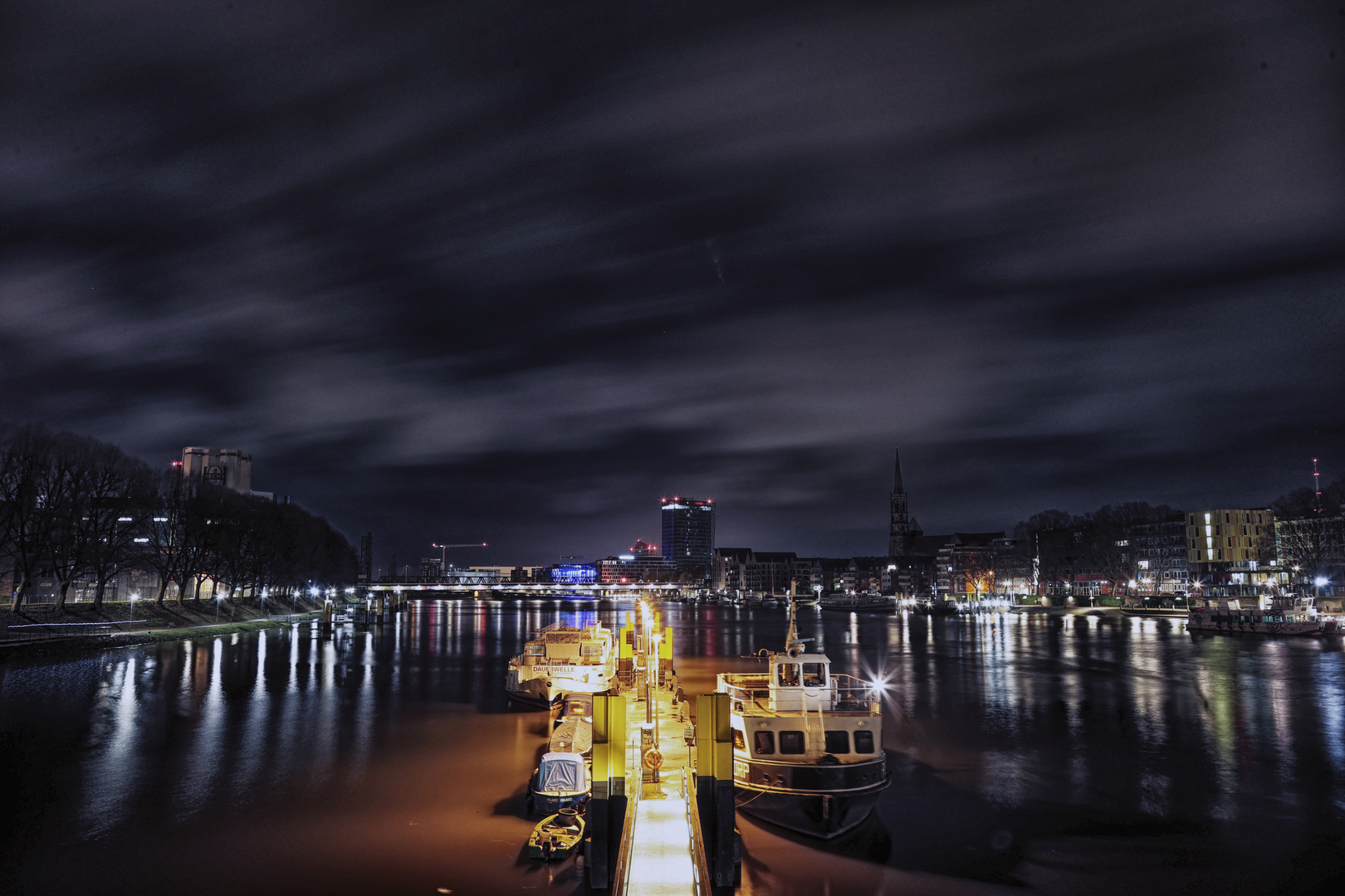 Bremen an der Weser bei Nacht