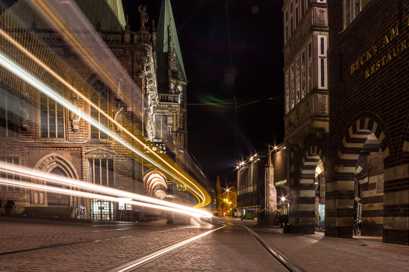 Bremen bei Nacht mit Streifen