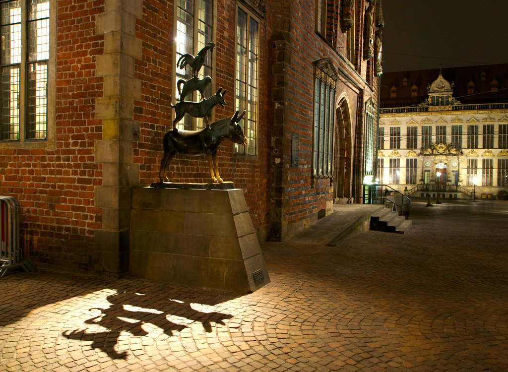 Bremen Stadtmusikanten bei Nacht