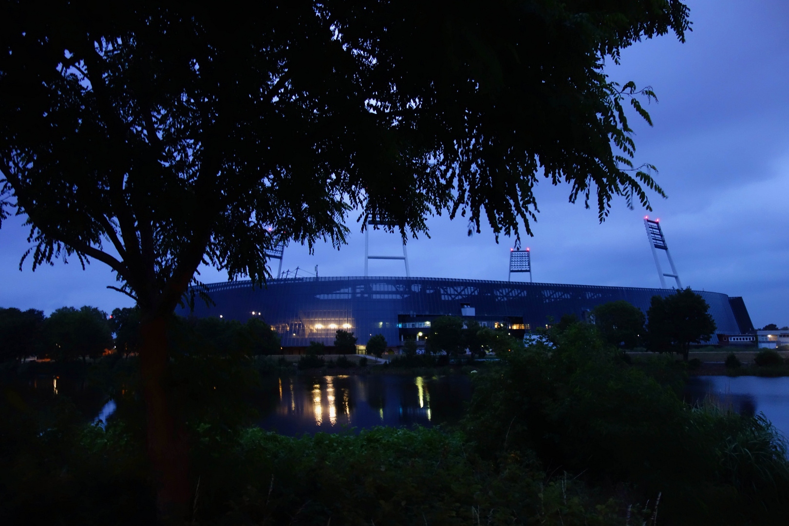 Bremen: Werderstadion bei Nacht...