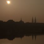 Bremer Dom im Nebel bei Sonnenaufgang.