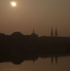 Bremer Dom im Nebel bei Sonnenaufgang.