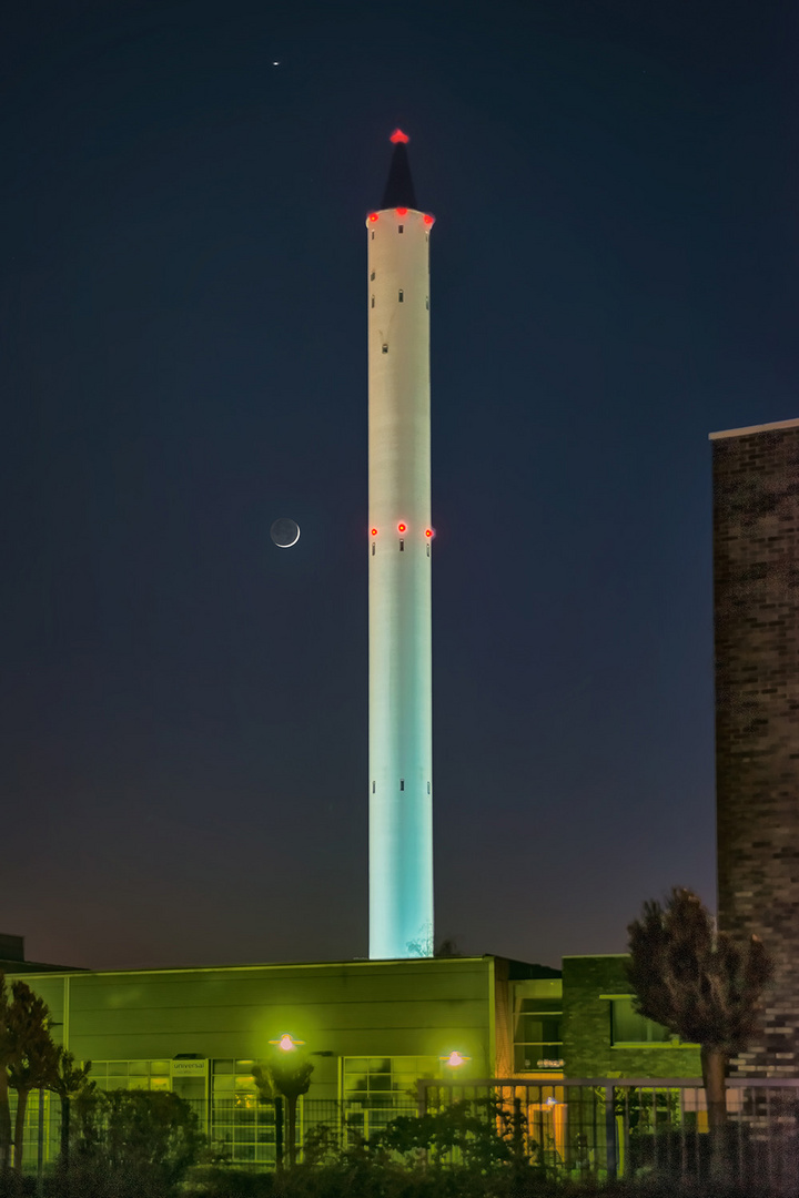 Bremer Fallturm mit Venus und Mondsichel