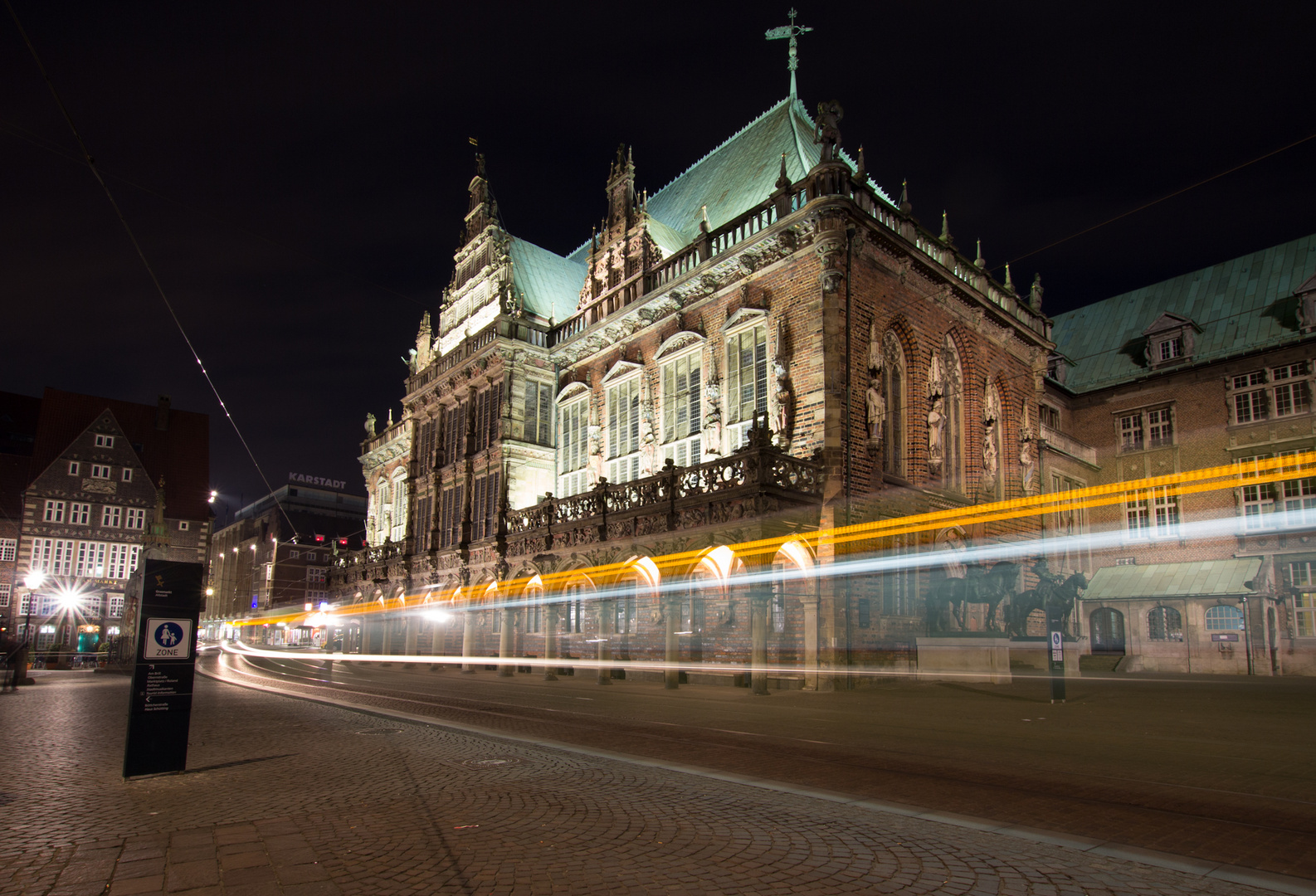 Bremer Rathaus mit Straßenbahn