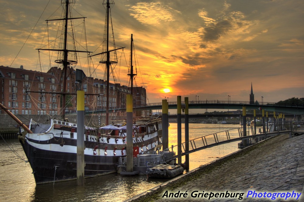 Bremer Schlachte - Boot (HDR)