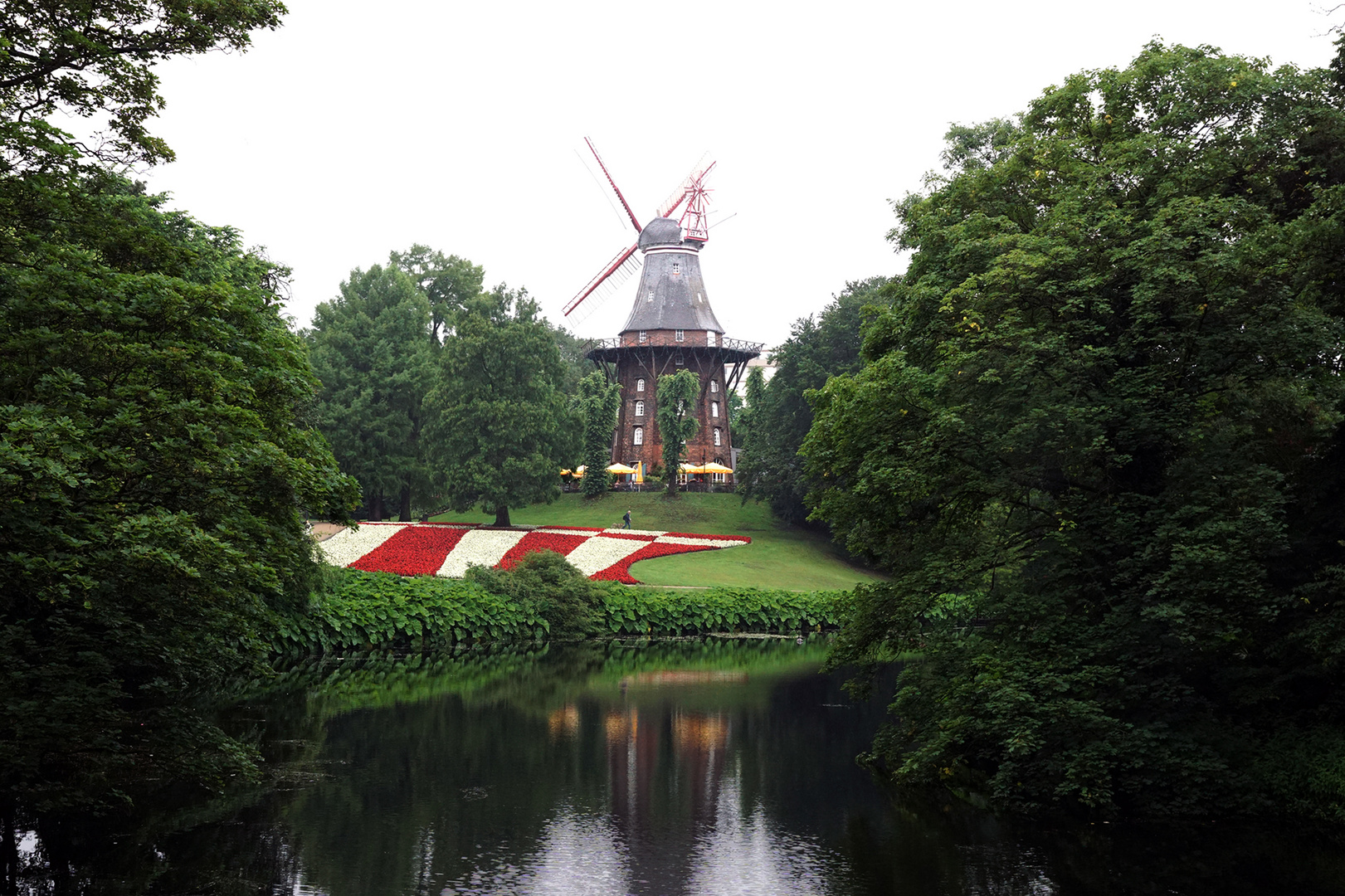 Bremer Wallmühle im feuchten Sommer