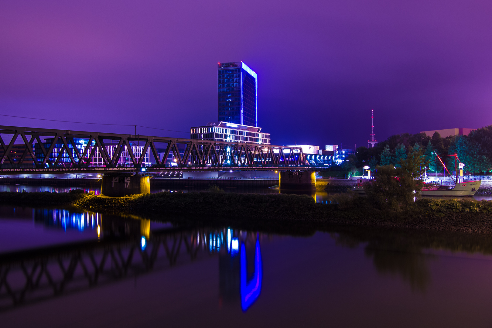 Bremer Wesertower bei Nacht