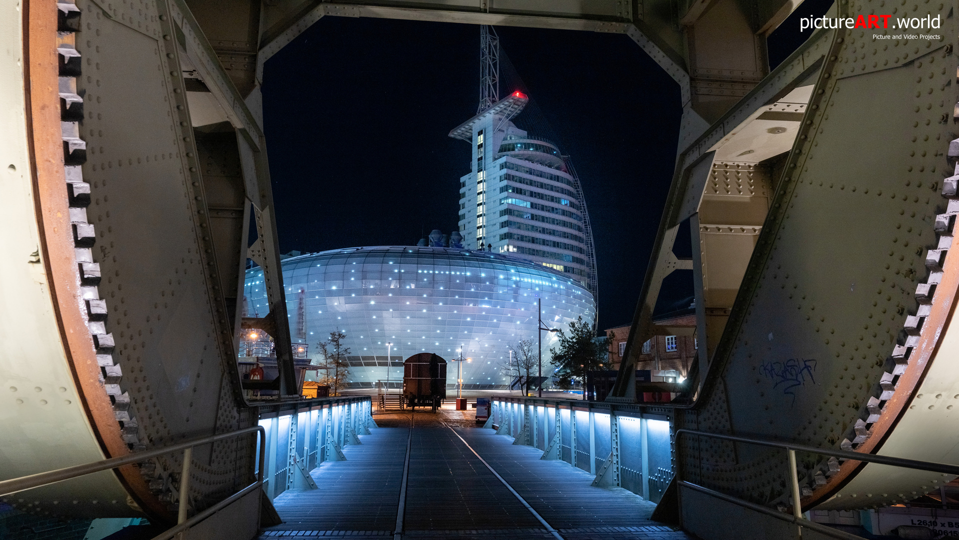 Bremerhaven Atlantic Hotel Sail City bei Nacht