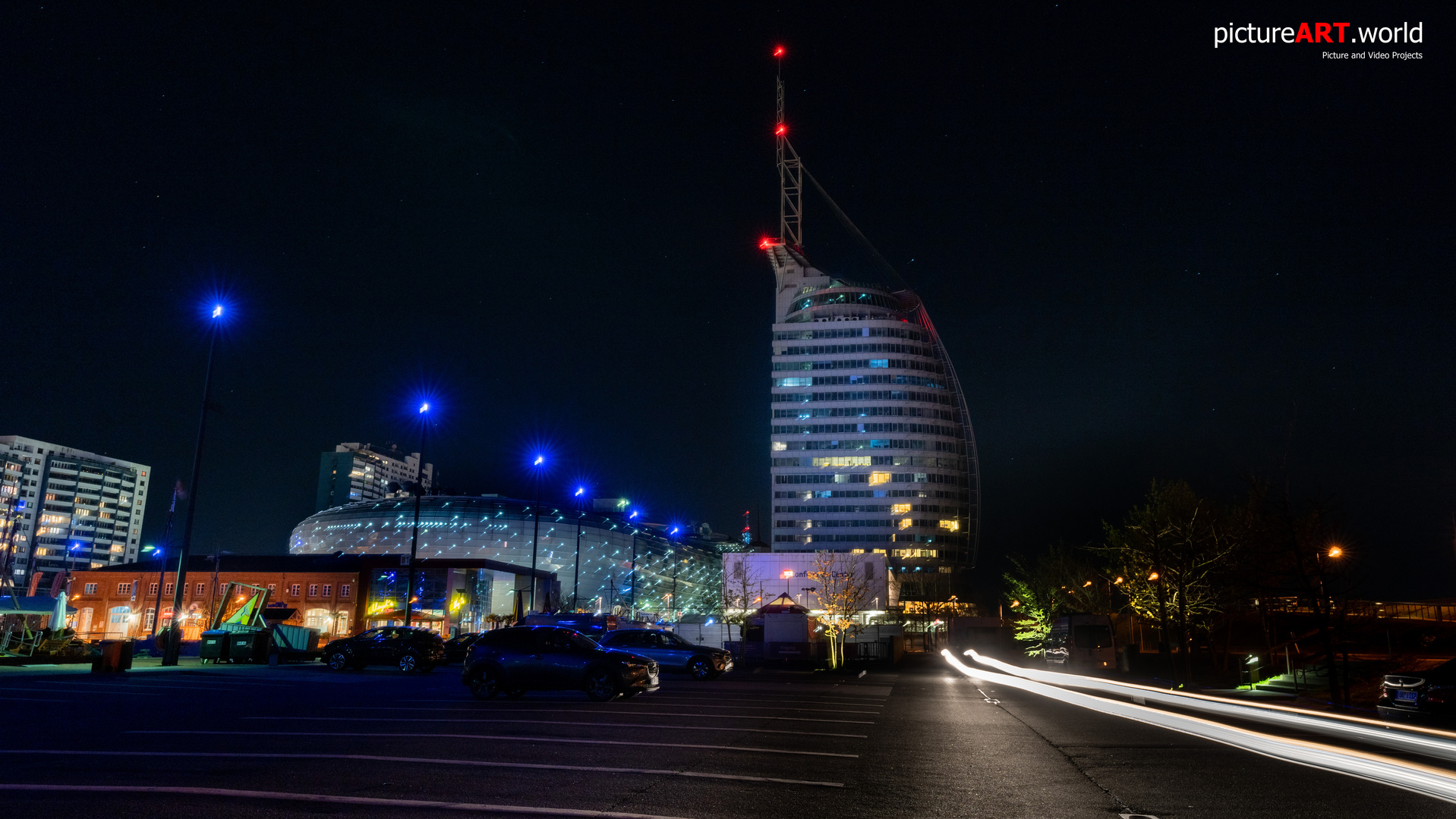 Bremerhaven Atlantic Hotel Sail City bei Nacht