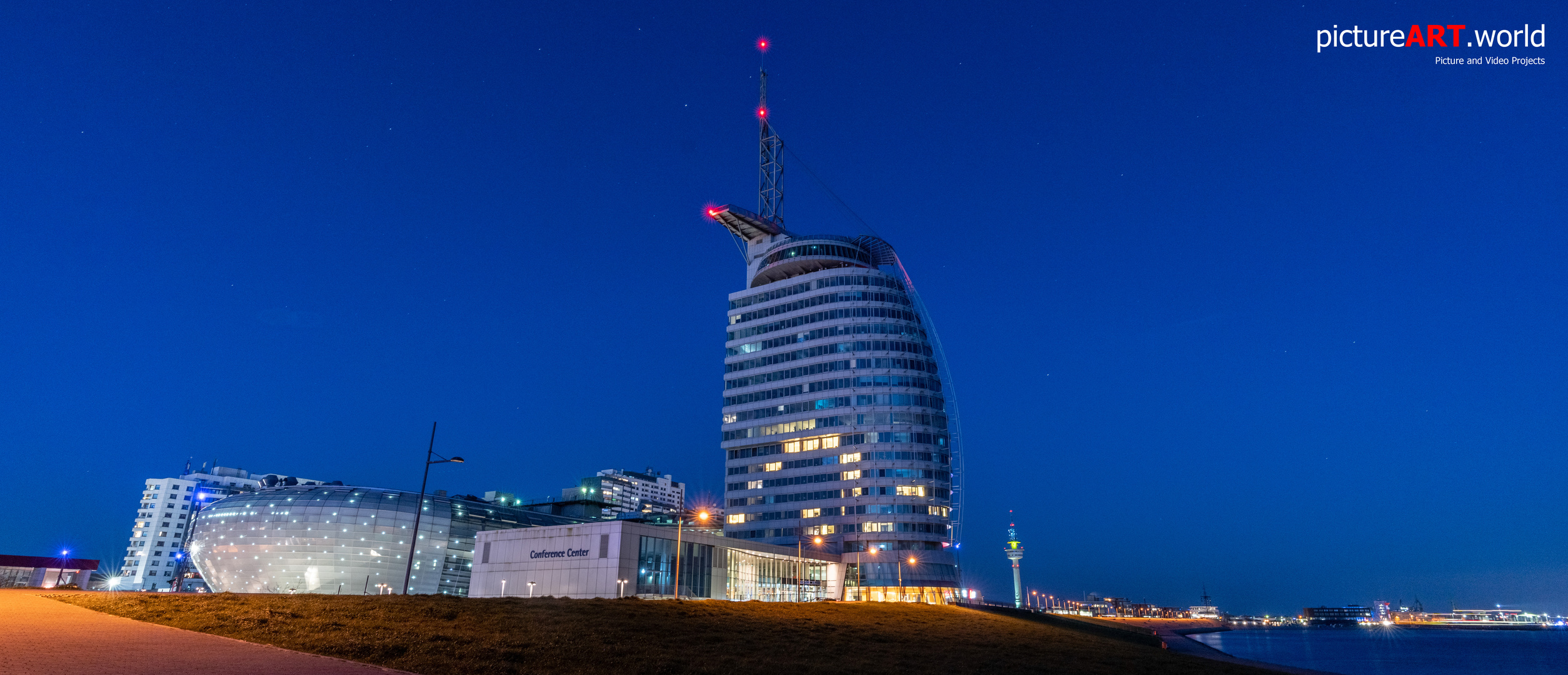 Bremerhaven Atlantic Hotel Sail City bei Nacht