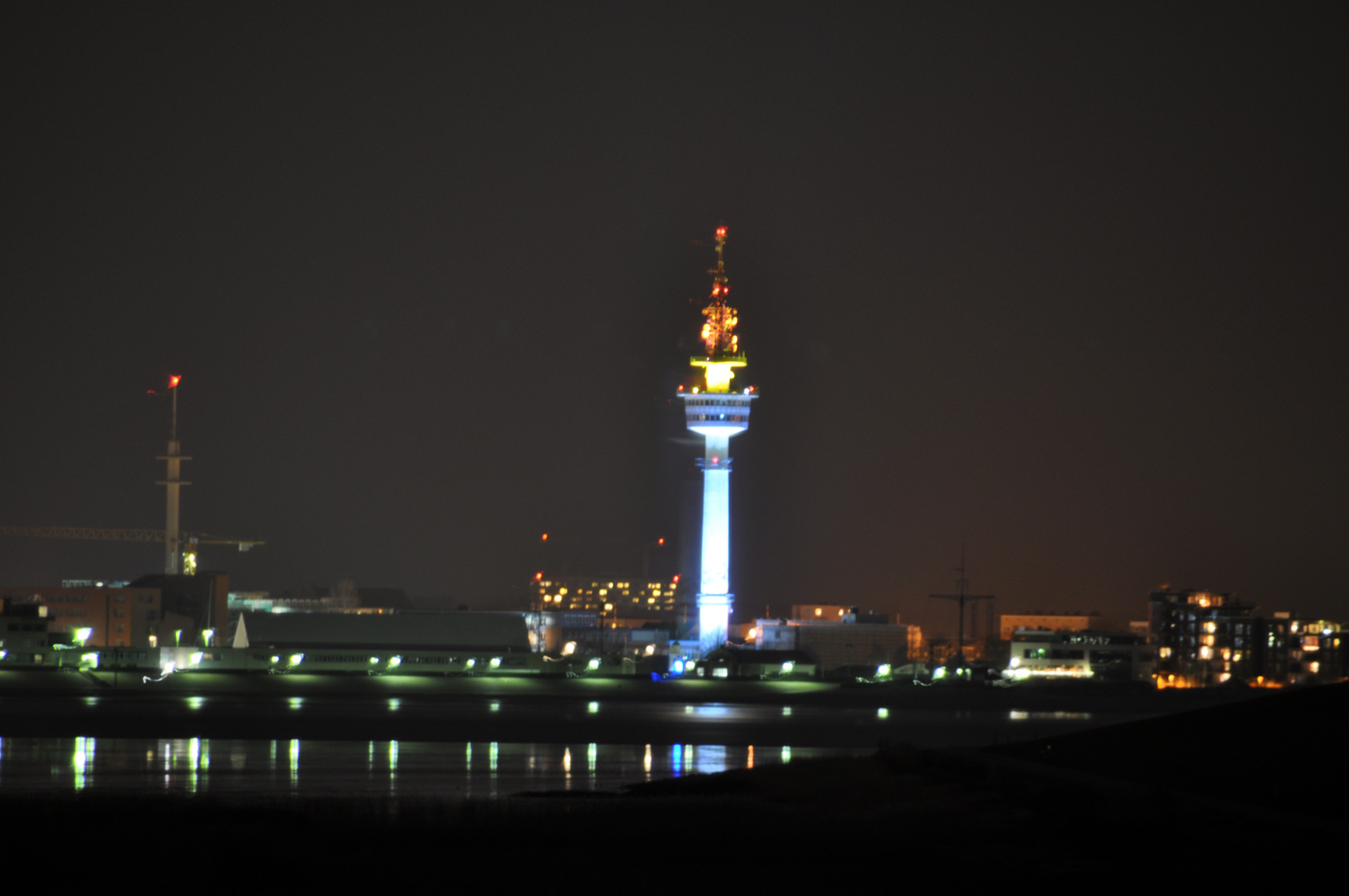 Bremerhaven bei Nacht von Blexen aus