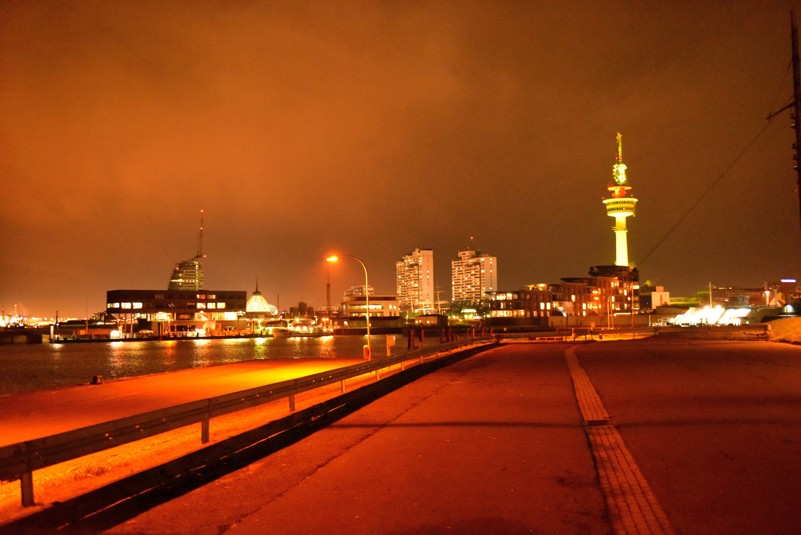 Bremerhaven bei Nacht von der Fischereihafenschleuse