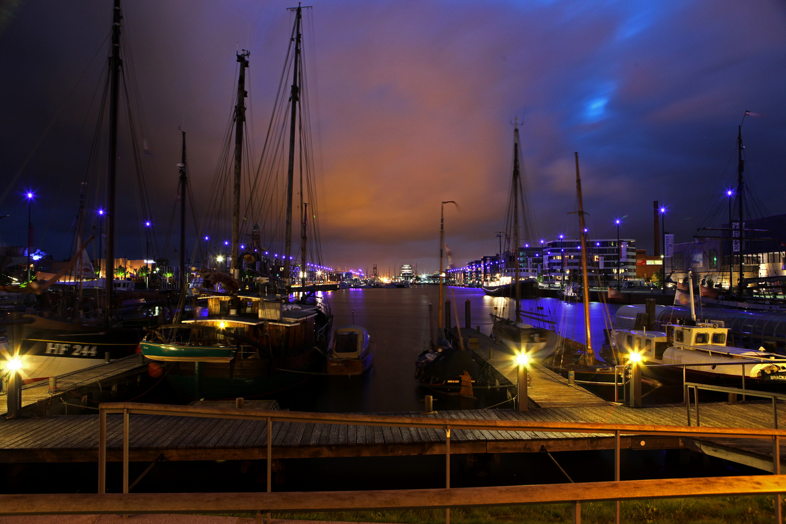 Bremerhaven, Boote im Überseehafen am Abend