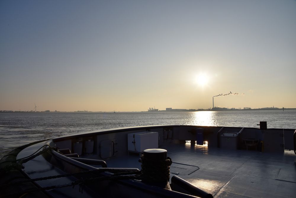 Bremerhaven im nebligen Sonnenuntergang 