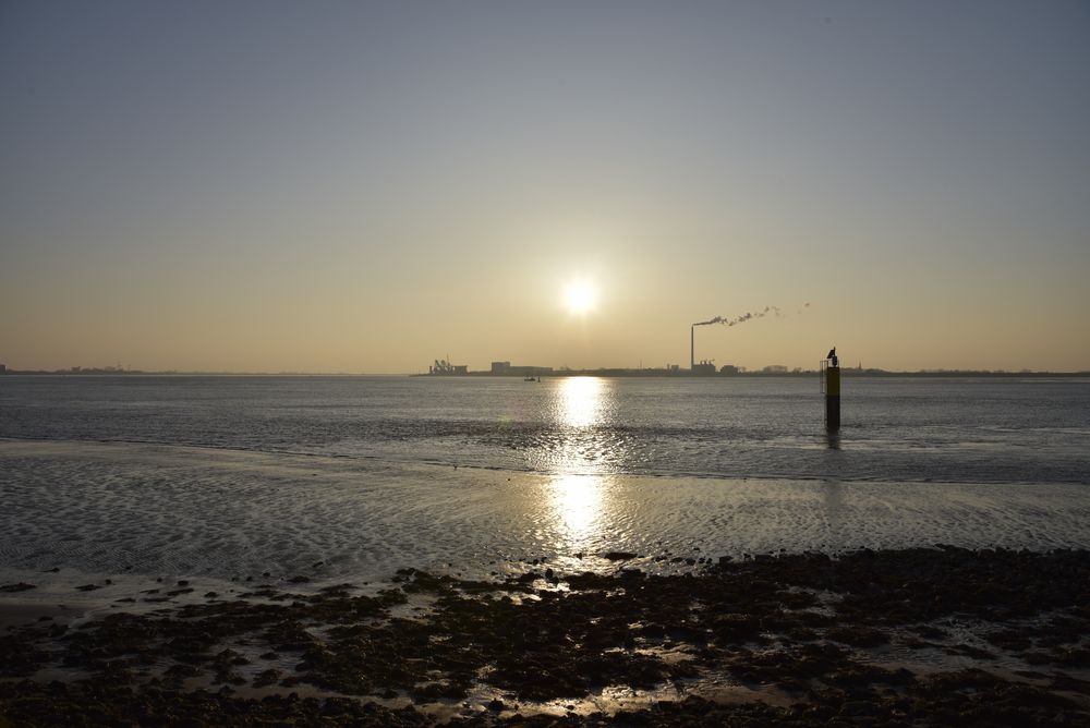 Bremerhaven im nebligen Sonnenuntergang 