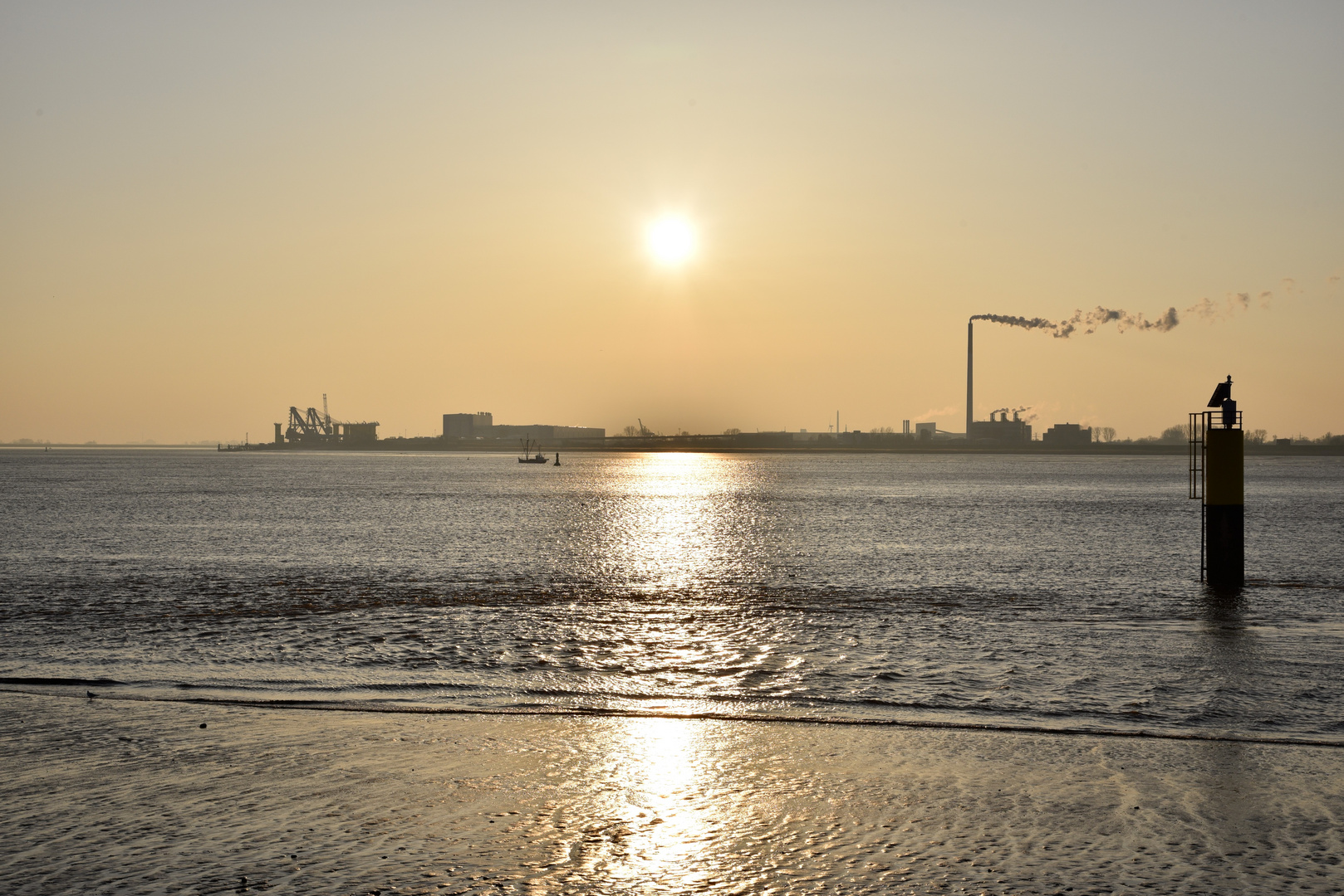 Bremerhaven im nebligen Sonnenuntergang 