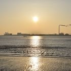 Bremerhaven im nebligen Sonnenuntergang 