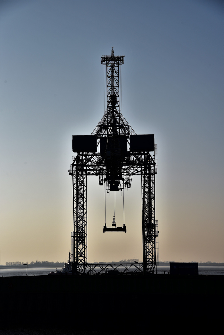 Bremerhaven im nebligen Sonnenuntergang 