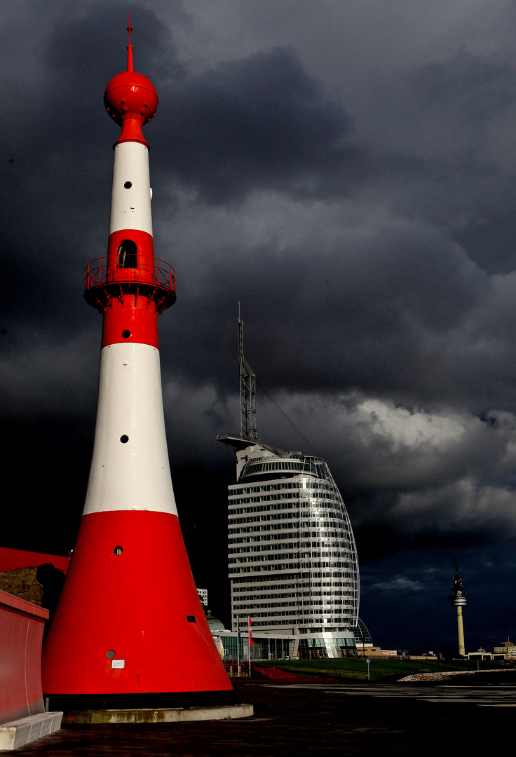 Bremerhaven - Leuchtturm und Atlantic Hotel an der Weser