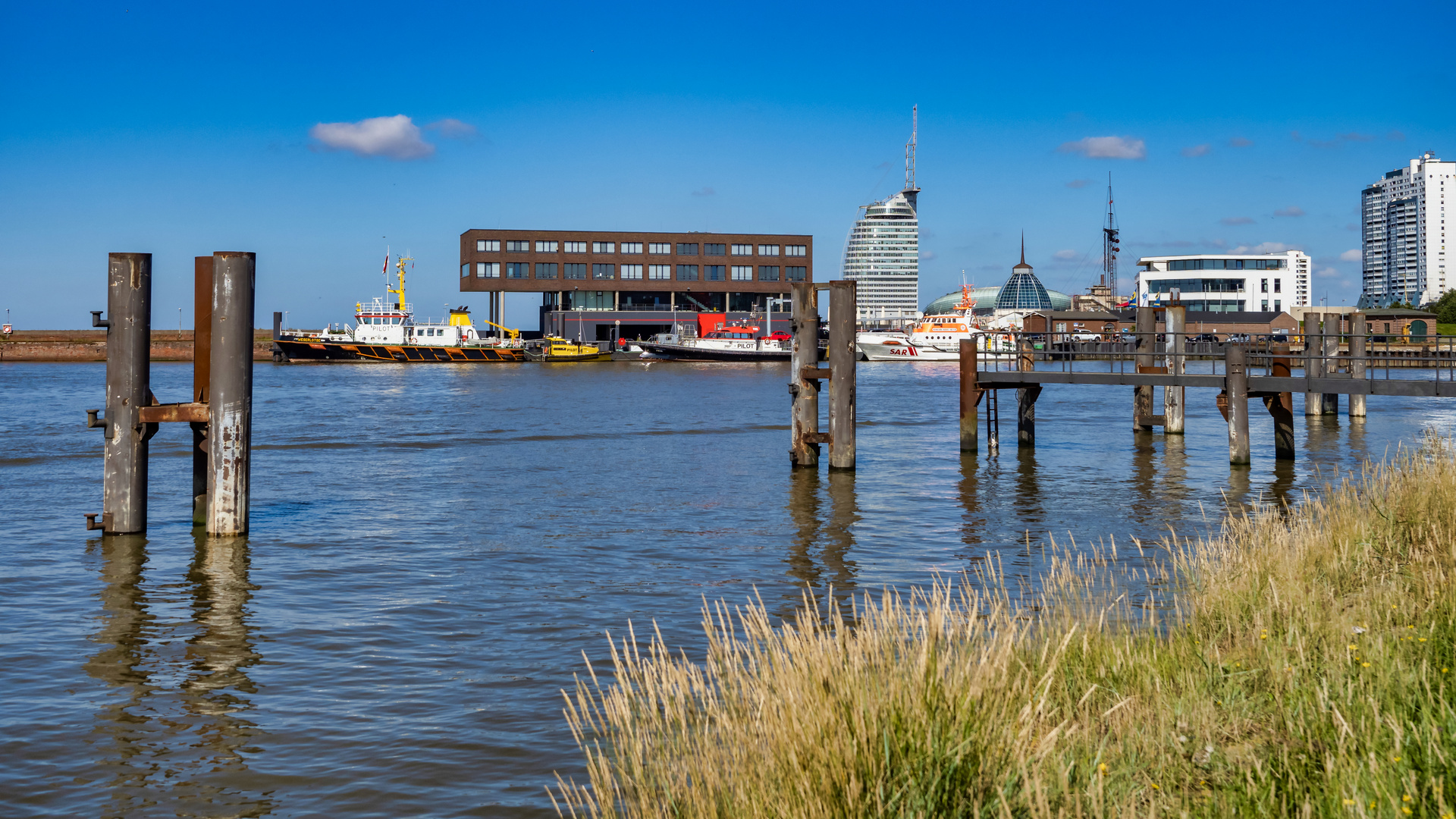 Bremerhaven mit Blick aufs Lotsenhaus